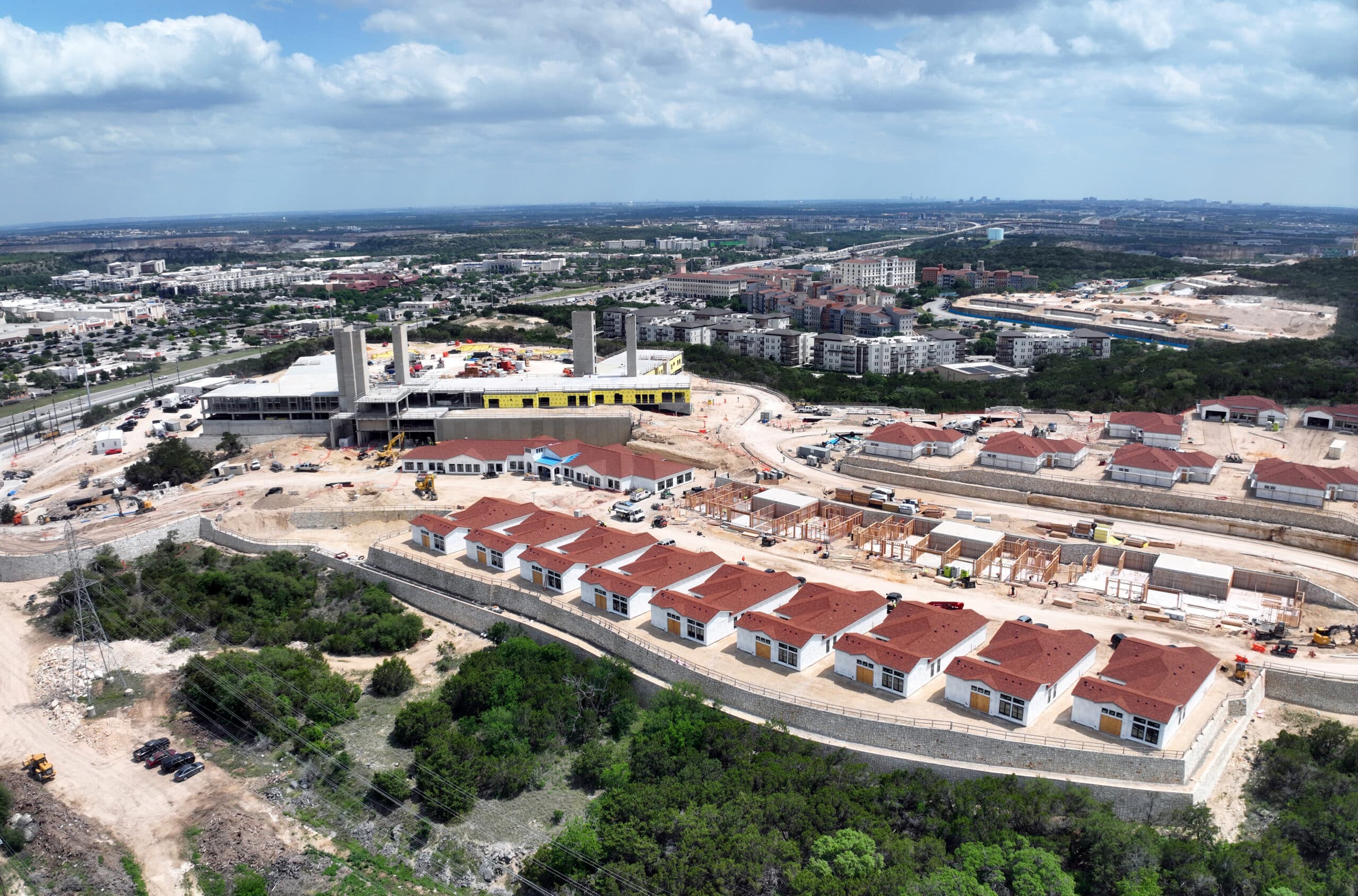 The beautiful life you deserve awaits you at Bella Vida, San Antonio’s brand-new senior living experience in the La Cantera area.